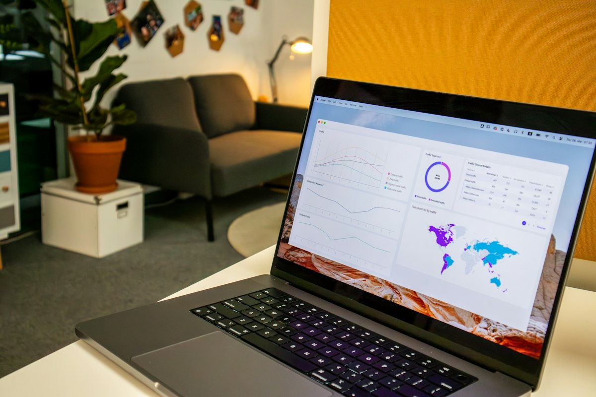 Laptop met IT-dashboard in een kantoor
