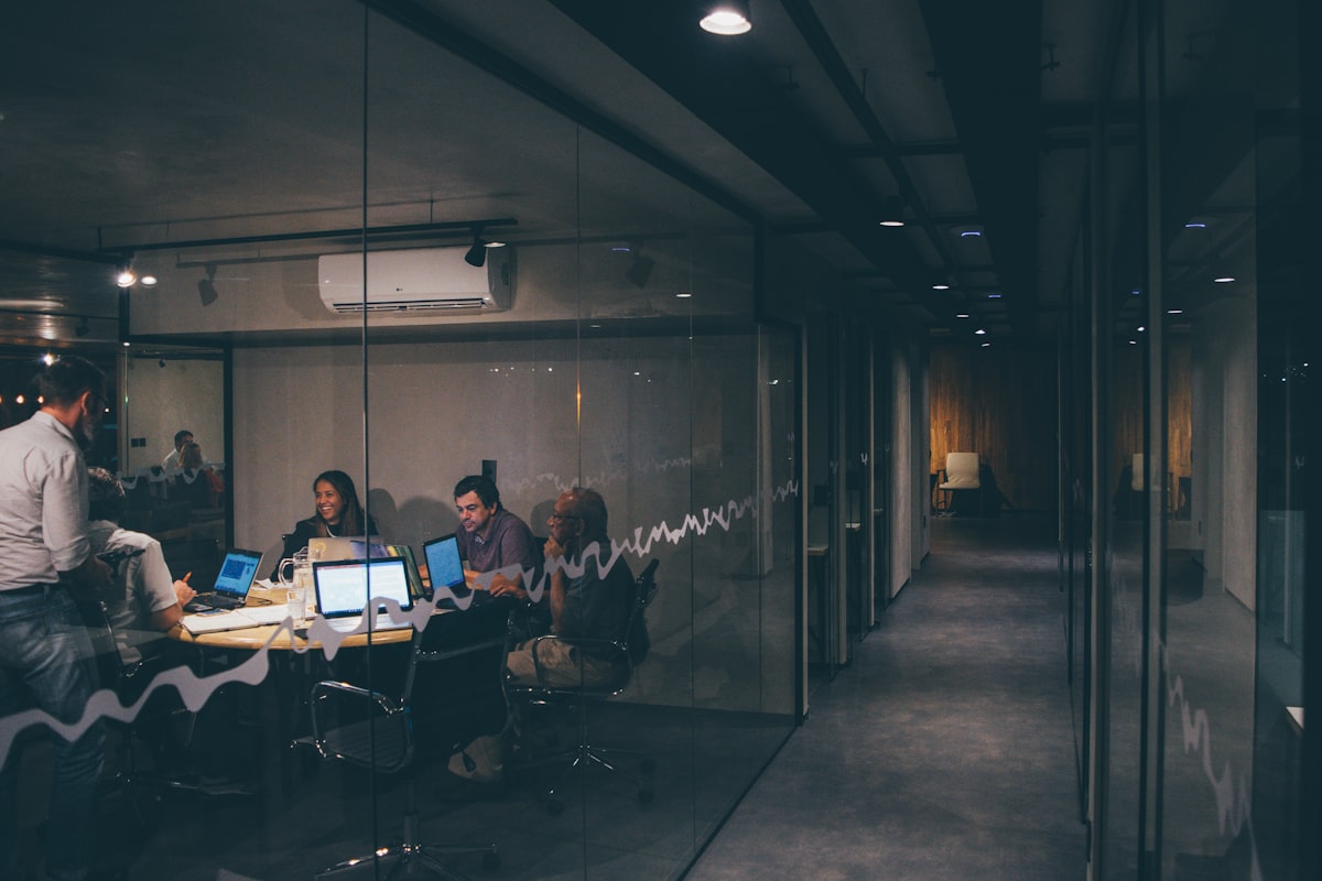 M365-beheer — team in overleg met laptops
